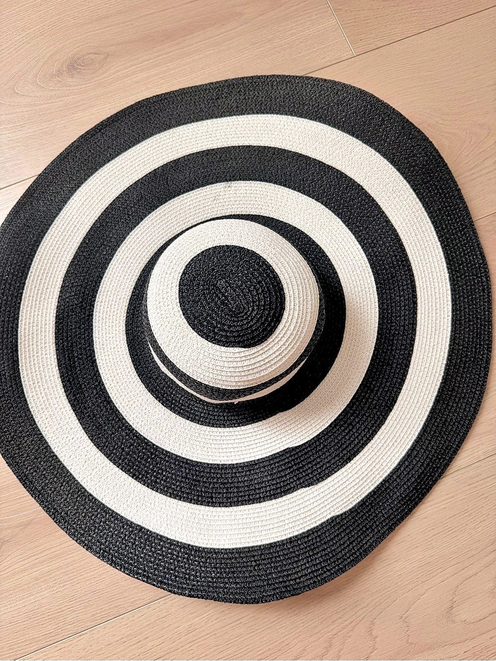 Isaac Mizrahi Striped Paper Straw Sun Hat in Black & White Like New